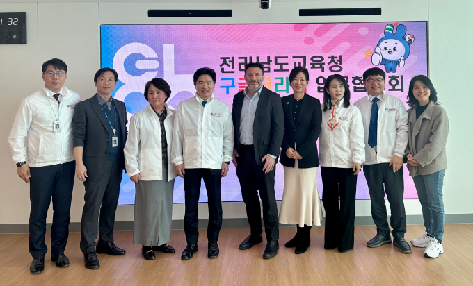 28일 청사 교육감실에서'전라남도교육청-구글코리아 업무협의회'를 마친 뒤 김대중 교육감(왼쪽 네번째)과 콜린 마슨 디렉터(왼쪽 다섯번째) 등 관계자들이 기념 촬영을 하고 있다./전남도교육청