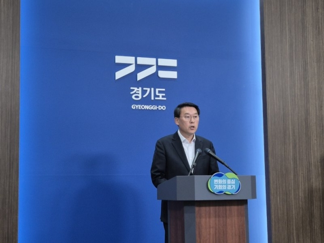 김상수 경기도 교통국장이 22일 오후 도청 브리핑룸에서 가진 기자회견을 통해 기후동행카드와 관련한 경기도의 입장을 밝히고 있다. / 사진=김동우 기자
