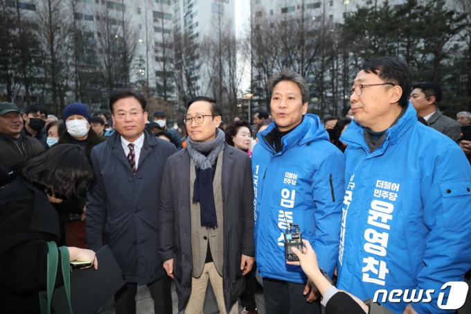 [사진] 성동구 찾은 임종석-비명계의원들
