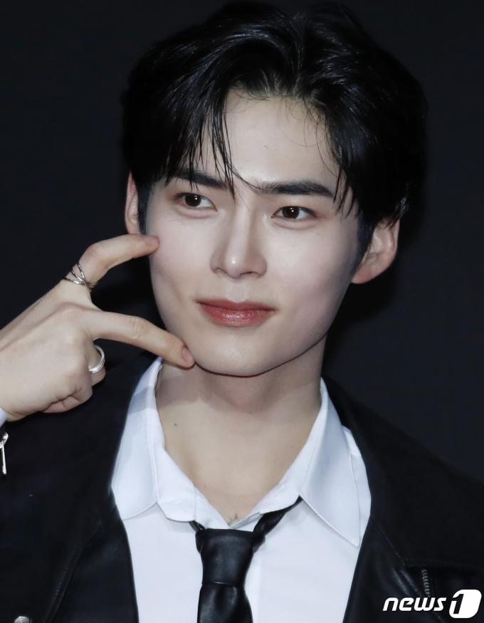 [사진] 성한빈, 달콤한 볼 하트