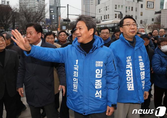 [사진] 손 흔드는 임종석 전 비서실장