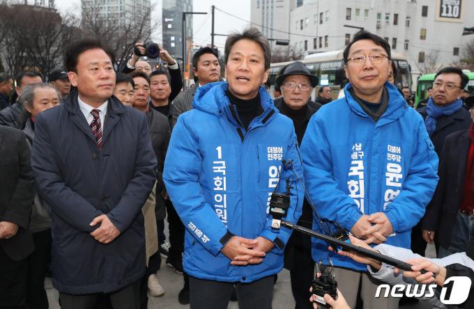 [사진] 취재진 질문에 답하는 임종석 전 비서실장