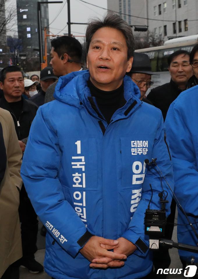 [사진] 취재진 질문에 답하는 임종석 전 비서실장