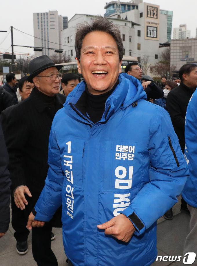 [사진] 환하게 웃는 임종석 전 비서실장