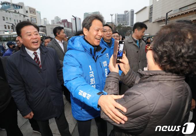 [사진] 성동구 주민들과 인사 나누는 임종석 전 비서실장