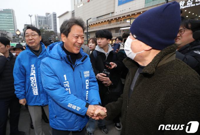 [사진] 시민 손 잡은 임종석 전 비서실장