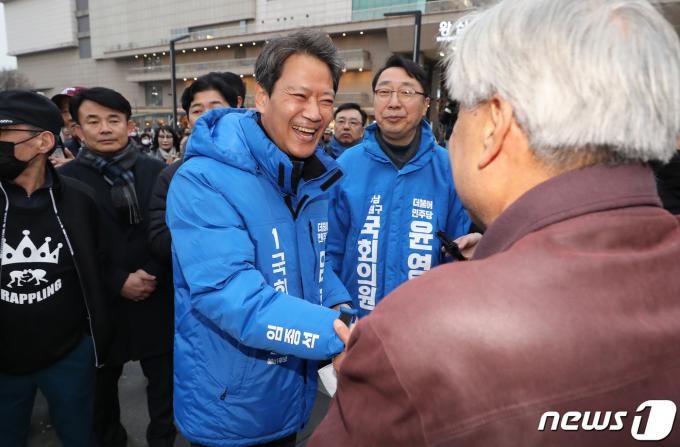 [사진] 환하게 웃는 임종석 전 비서실장