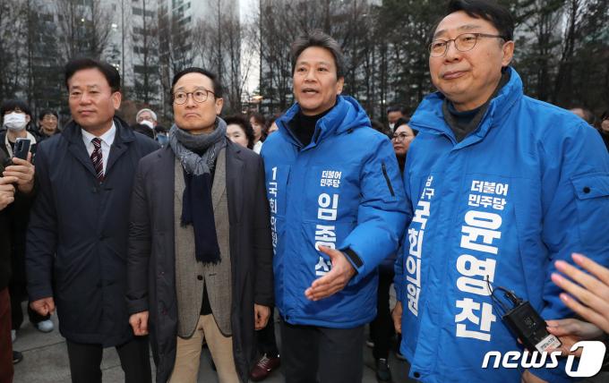 [사진] 비명계 의원들과 함께하는 임종석 전 비서실장