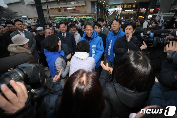 [사진] 왕십리역 광장 찾은 임종석 전 비서실장
