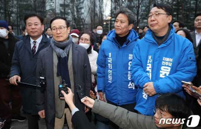 [사진] 홍영표 의원 '임종석 전 비서실장 응원 왔습니다'