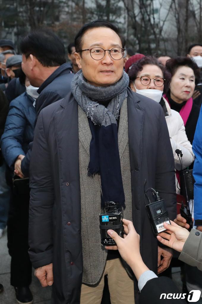 [사진] 질문에 답하는 홍영표 의원