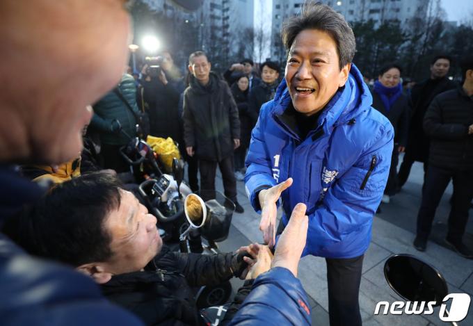 [사진] 시민들과 인사하는 임종석 전 비서실장