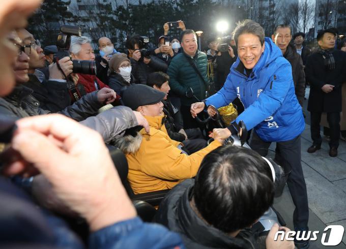 [사진] 시민들과 악수 나누는 임종석 전 비서실장