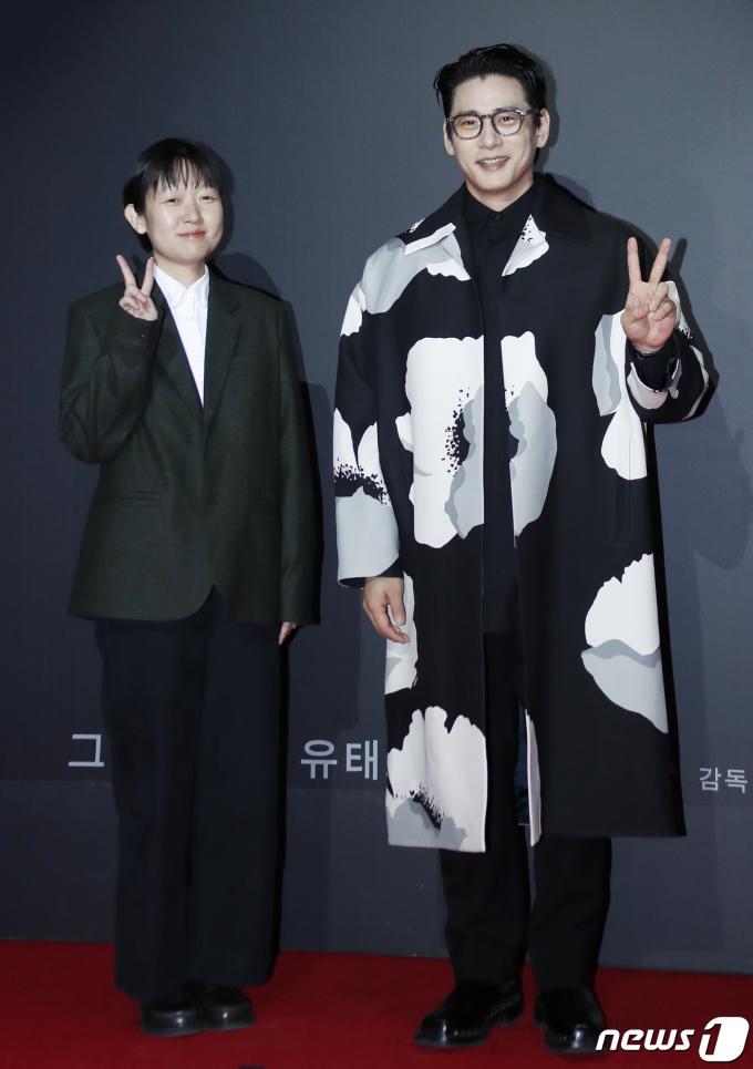 [사진] 브이 그리는 셀린 송 감독과 배우 유태오