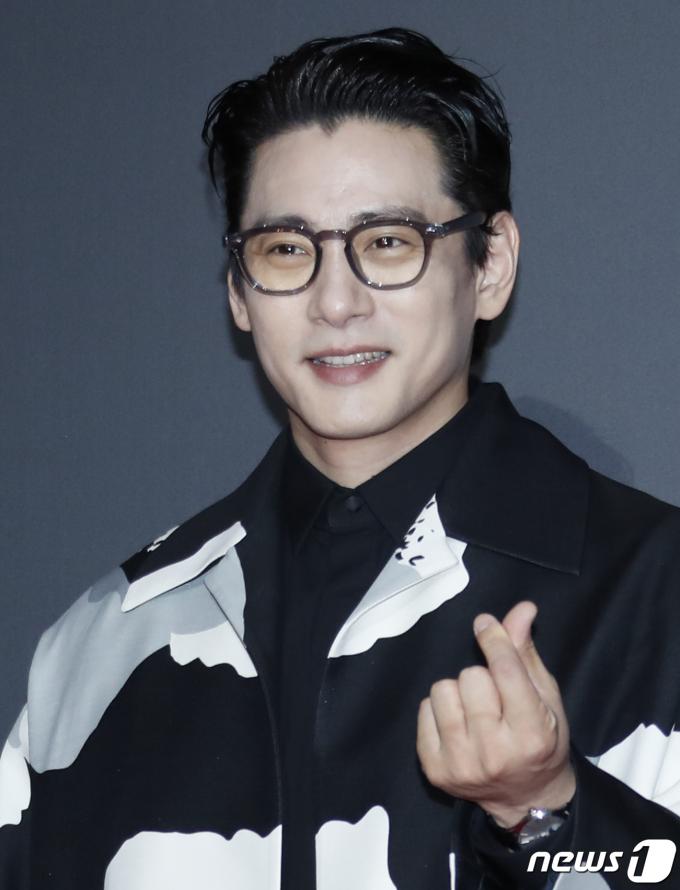 [사진] 유태오, 훈내 진동 하트