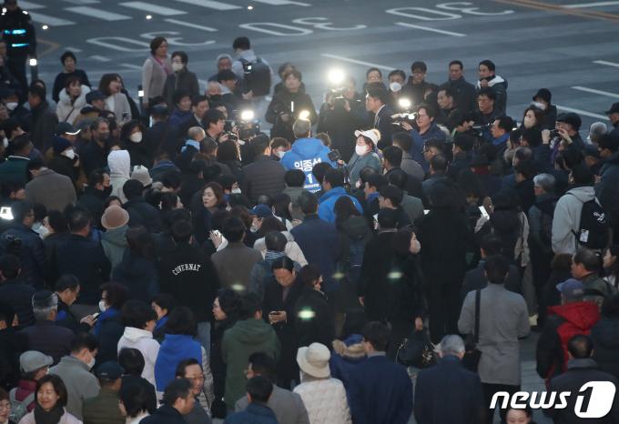 [사진] 시민들에 둘러싸인 임종석 전 비서실장