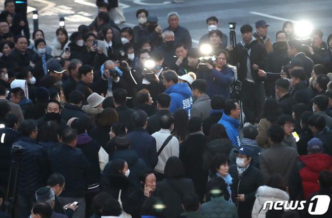 [사진] 시민들과 인사 나누는 임종석 전 비서실장