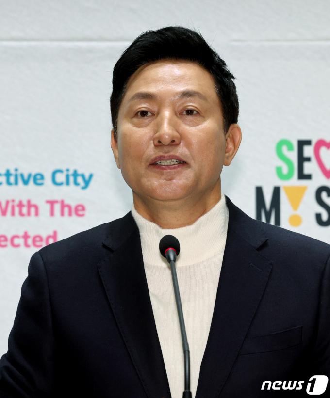 오세훈 서울시장이 28일 오후 서울시청 대회의실에서 열린 신년 외신기자 간담회에서 취채진의 질문에 답변하고 있다. 2024.2.28/뉴스1 ⓒ News1 장수영 기자