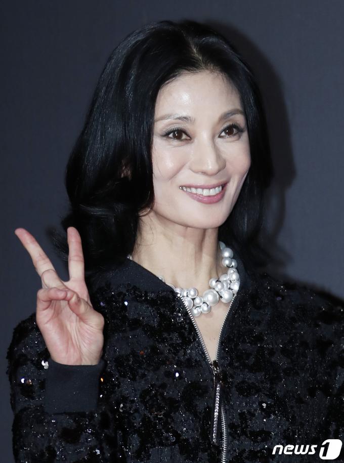 [사진] 강수진 예술 감독, 유쾌한 브이