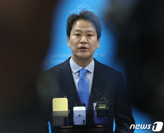 임종석 전 대통령비서실장이 28일 서울 여의도 국회 소통관에서 열린 더불어민주당 공천 관련 기자회견을 마치고 취재진의 질문을 받고 있다. 2024.2.28/뉴스1 ⓒ News1 송원영 기자