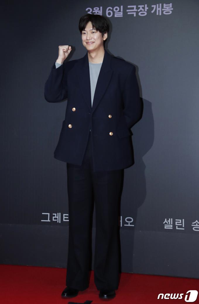 [사진] 나인우, 끝이 보이지 않는 다리 길이