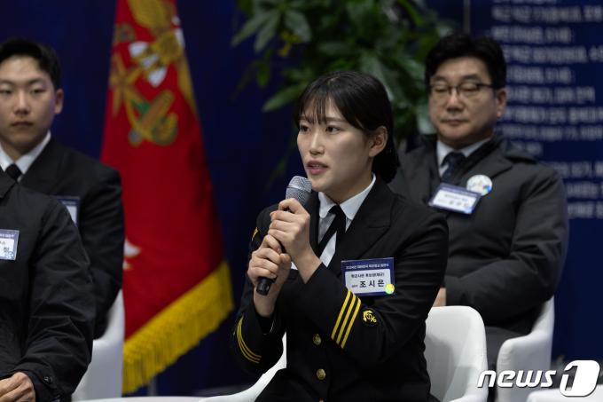 28일 오후 충북 괴산군 육군학생군사학교에서 열린 학군가족 간담회에서 천안함 폭침 때 아버지를 잃은 조시은 해군 학군사관후보생(ROTC)이 발언하고 있다. (대통령실 제공) 2024.2.28/뉴스1 ⓒ News1 오대일 기자