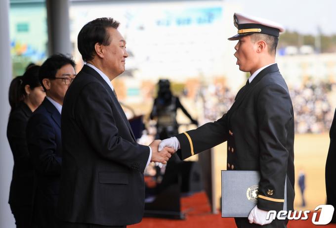 [사진] 학군장교 임관식 우등상 수여하는 윤 대통령