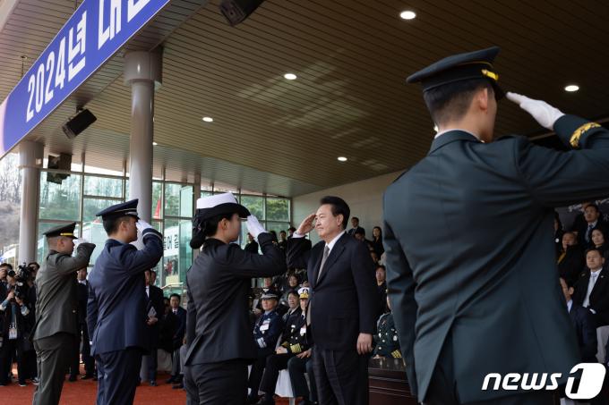 [사진] 윤 대통령, 학군장교 임관식 계급장 수여