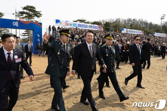 [사진] 학군장교 임관식 입장하는 윤 대통령