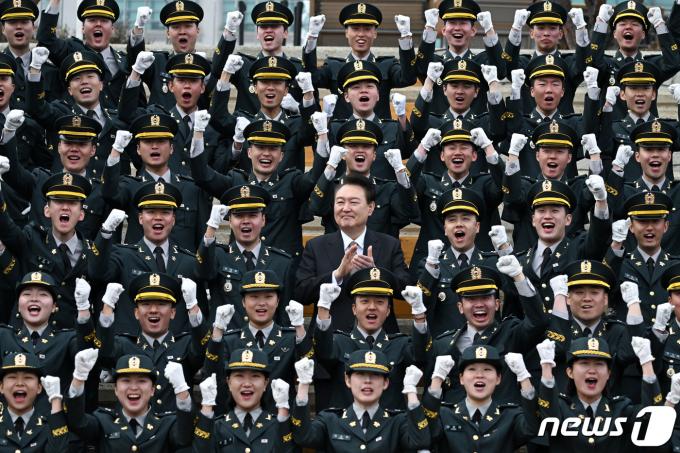 [사진] 윤 대통령, 임관 소위들과 함께
