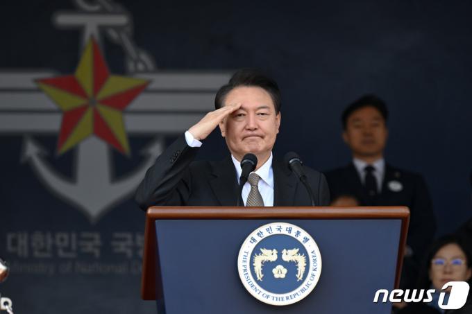 [사진] 윤 대통령의 거수경례