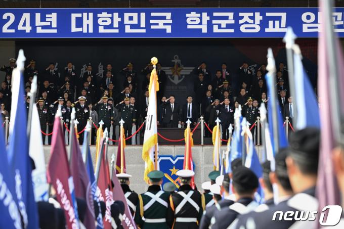 [사진] 학군장교 임관식 거수경례 받는 윤 대통령