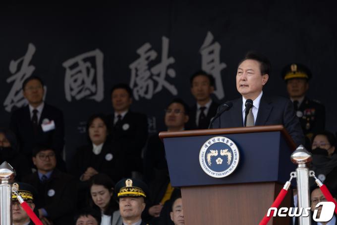 [사진] 학군장교 임관식 축사하는 윤 대통령