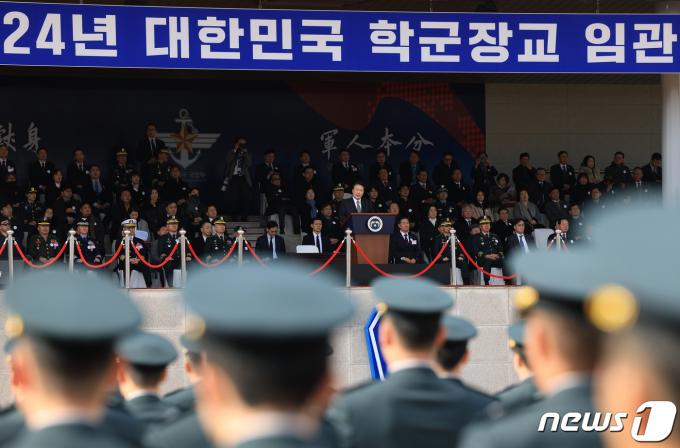 [사진] 학군장교 임관식 축하하는 윤 대통령