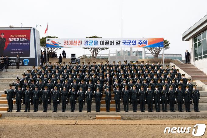 [사진] 임관 소위들과 기념촬영하는 윤 대통령