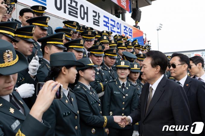 [사진] 학군장교 임관식 격려하는 윤 대통령