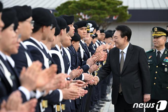 [사진] 윤 대통령, 학군 후보생 격려