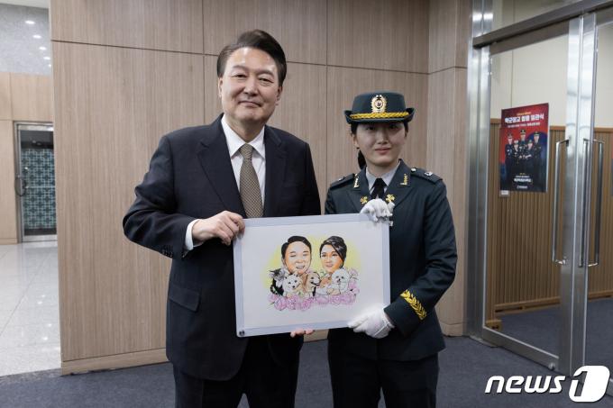 [사진] 윤 대통령 부부의 캐리커쳐