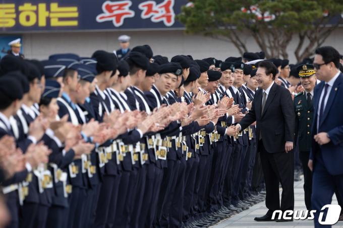[사진] 학군 후보생 격려하는 윤 대통령