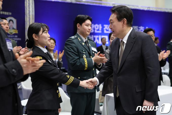 [사진] 조시은 학군사관후보생과 악수하는 윤 대통령
