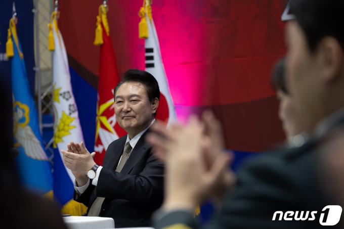 [사진] 학군가족 격려하는 윤 대통령