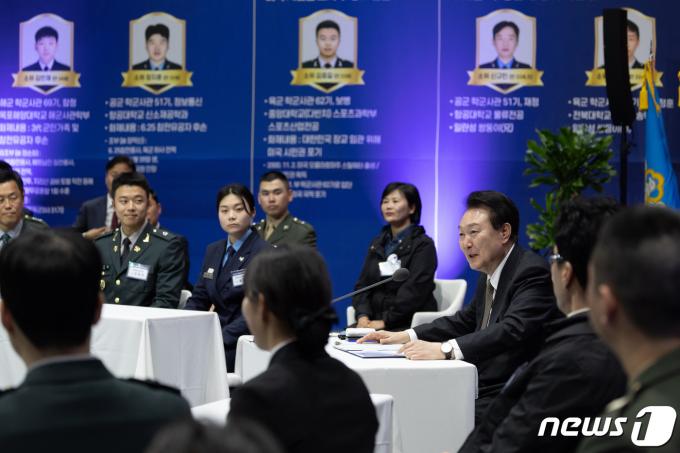 [사진] 학군가족 만난 윤 대통령