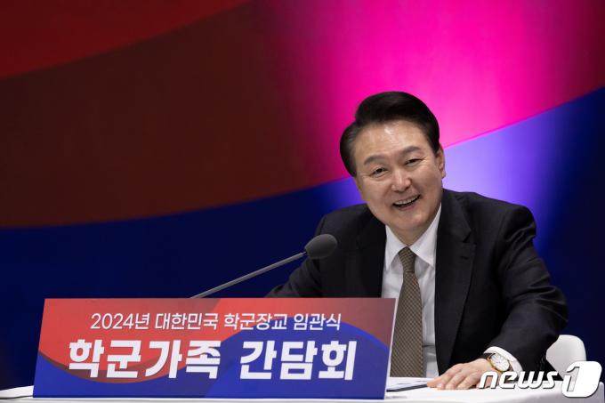 [사진] 윤 대통령, 학군가족 간담회