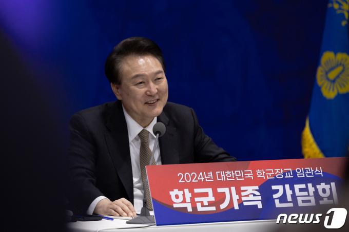 [사진] 웃음짓는 윤 대통령