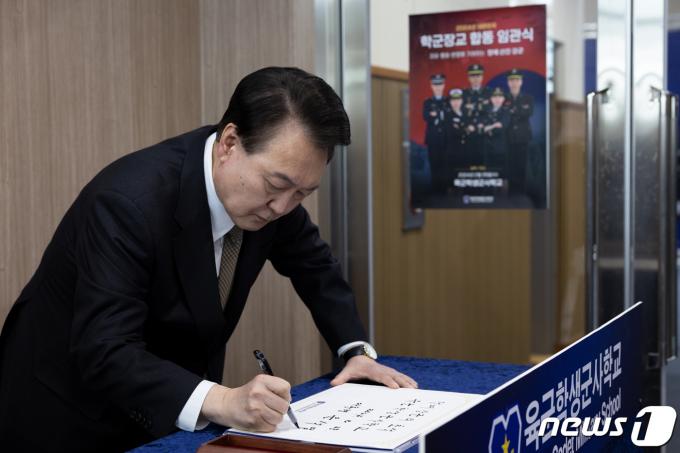 [사진] 방명록에 서명하는 윤 대통령