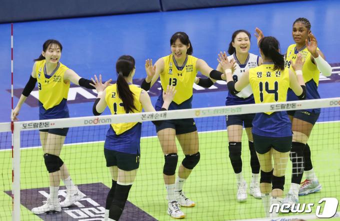 28일 오후 경기 수원시 장안구 수원실내체육관에서 열린 프로배구 '도드람 2023-2024 V-리그' 여자부 현대건설과 GS칼텍스의 경기에서 현대건설 선수들이 득점에 성공한 뒤 기뻐하고 있다. 2024.2.28/뉴스1 ⓒ News1 김영운 기자