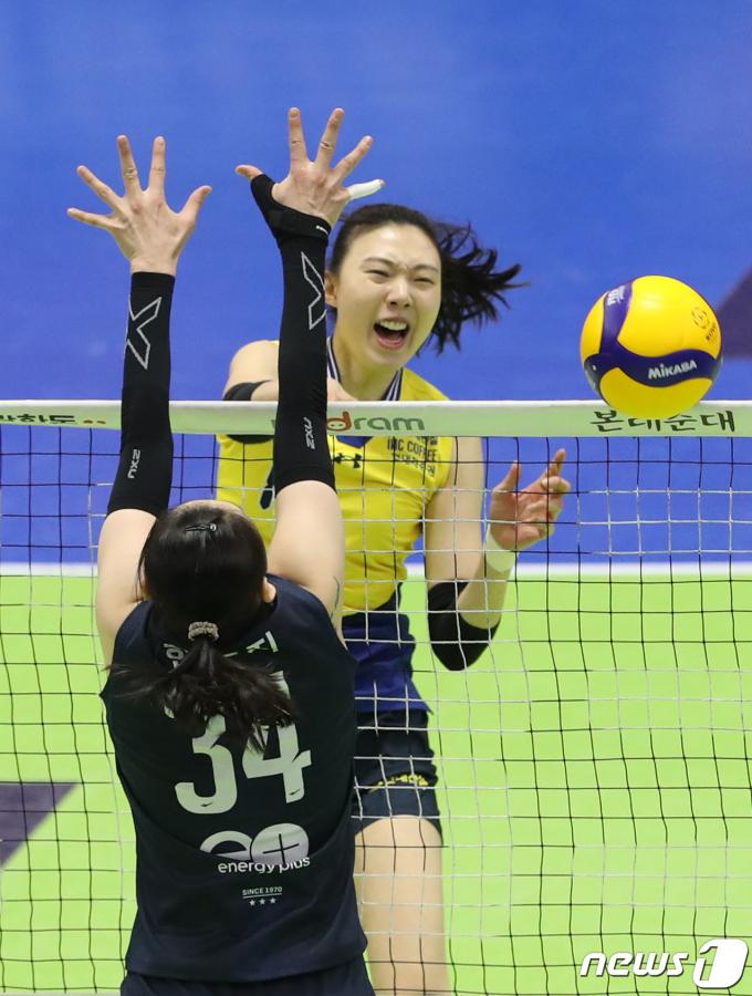 28일 오후 경기 수원시 장안구 수원실내체육관에서 열린 프로배구 '도드람 2023-2024 V-리그' 여자부 현대건설과 GS칼텍스의 경기에서 현대건설 양효진이 스파이크 공격을 하고 있다. 2024.2.28/뉴스1 ⓒ News1 김영운 기자