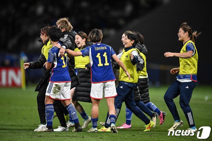 일본 여자축구 대표팀이 2024 파리 올림픽 본선 진출에 성공한 뒤 기뻐하고 있다. ⓒ AFP=뉴스1