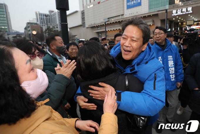 임종석 전 대통령비서실장이 28일 오후 서울 성동구 왕십리역 광장에서 시민들과 포옹을 나누고 있다. 2024.2.28/뉴스1 ⓒ News1 임세영 기자