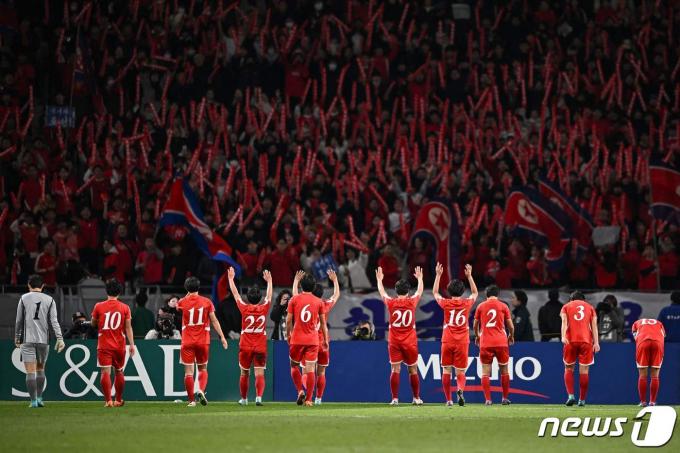 [사진] 북한 여자 축구, 일본에 1대2로 패배…파리 본선 진출 실패